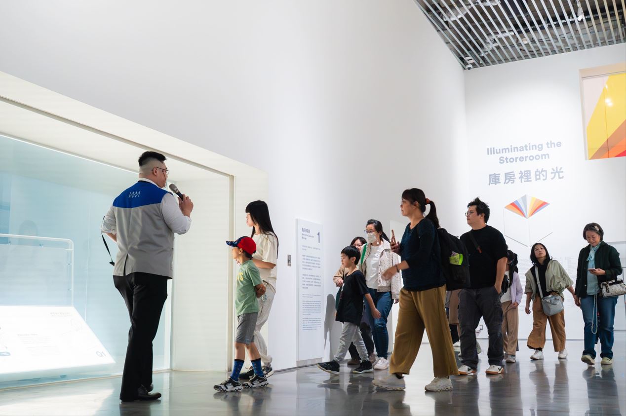 民眾參與典藏教育展導覽，認識可視式庫房空間。圖片來源：臺中市立美術館提供